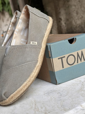 Toms Classic сиви еспадрили номер 37 като нови