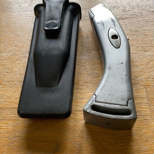 Professional aluminum carpet cutter used with belt holster