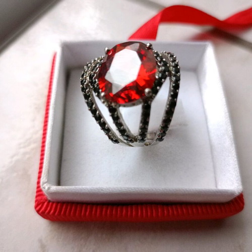 Vintage ring used Galerie Tsangarakis with red and black zircon
