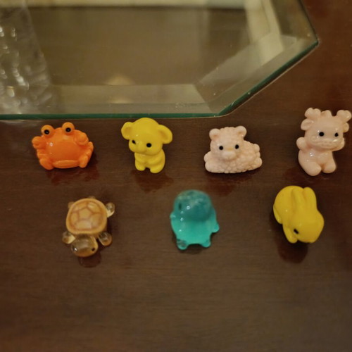 Set of 7 animal figures like new, includes capybara