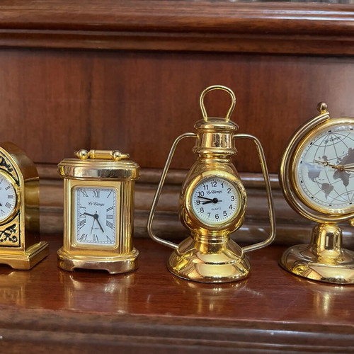 Miniature clocks like new, set of 10 analog tabletop
