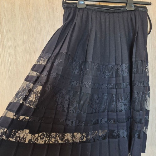 Elie Tahari black floral lace pleated skirt like new size 8
