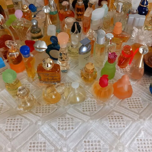 Vintage collectible perfume samples 90's like new, 100 glass bottles