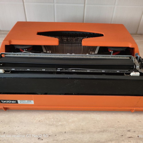 Brother Deluxe 650TR Typewriter like new, orange 70's