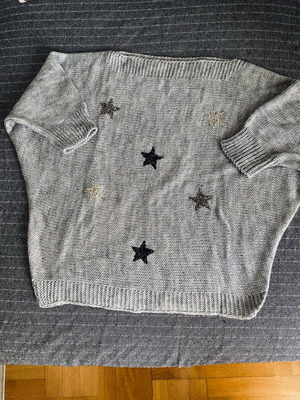 Knitted oversized sweater with short sleeves and star rhinestone design like new, gray, size M