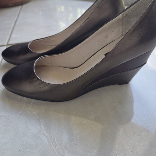 Round bronze leather pumps new with platform heel