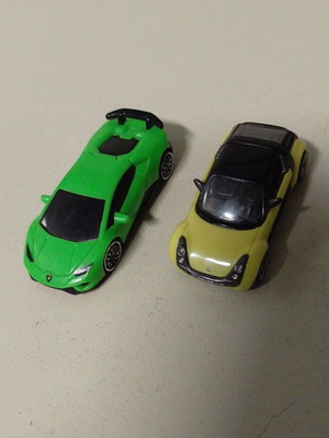 Pack of 2 small toy cars like new