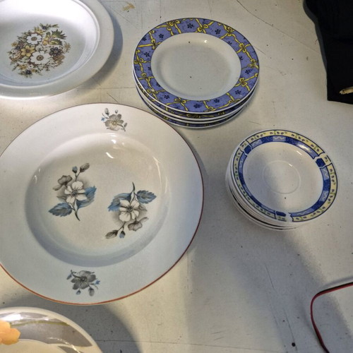 Cooking utensils and coffee saucers set like new, 24 pieces