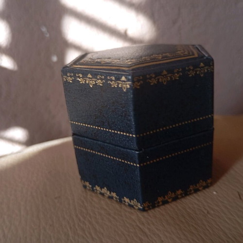 Elegant English vintage leather jewelry box like new with gold ornaments