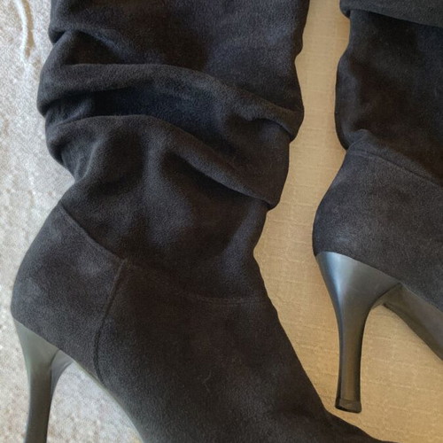 Black suede boots size 38 like new, feminine style