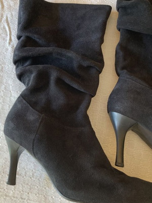 Black suede boots size 38 like new, feminine style
