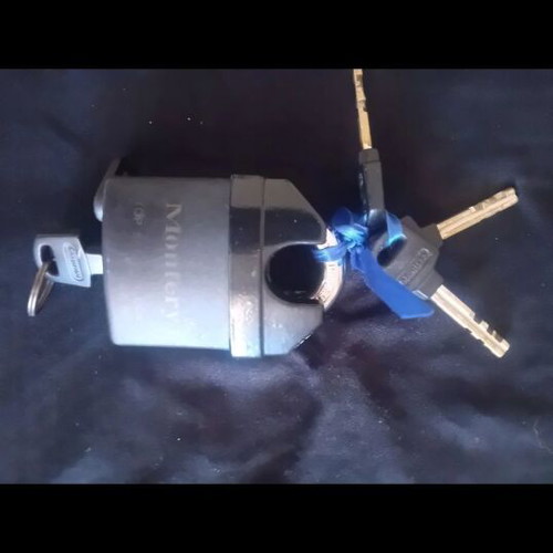Montery padlock like new with vinyl cover and 4 keys