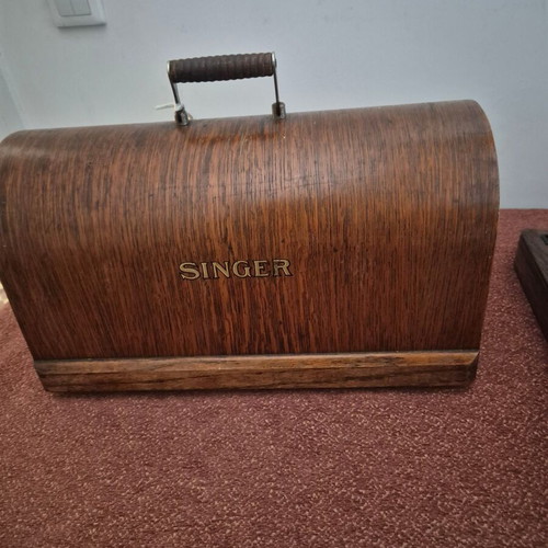 Singer sewing machine 1934 like new with original wooden case