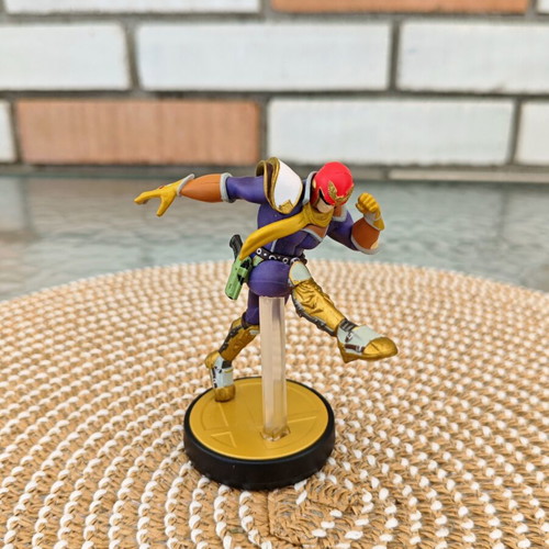Nintendo Amiibo Captain Falcon figure Super Smash Bros