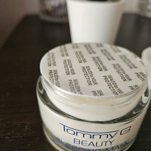 Tommy G sleeping mask like new with vitamin capsules