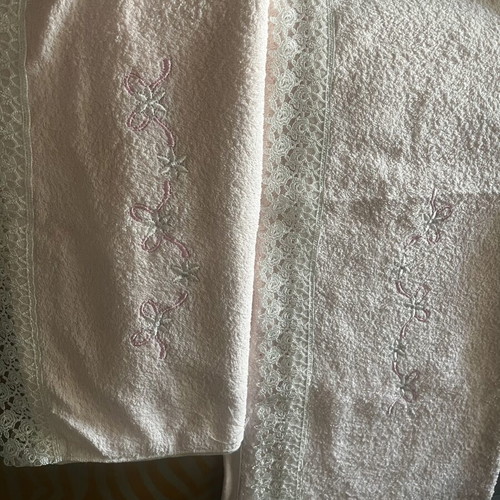 Towel set new, pink with lace and embroidery