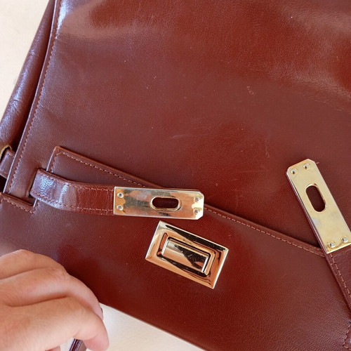 Brown handbag like new with classic design and unique clasp
