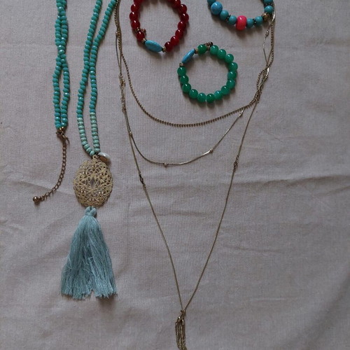 Faux Bijoux Fashion Jewelry Set Like New, 3 Bracelets and 2 Necklaces