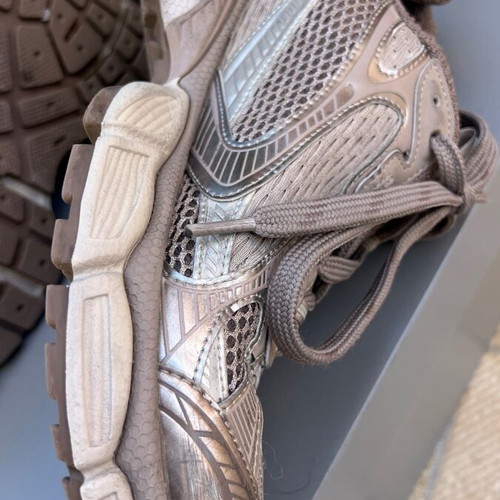 Balenciaga athletic shoes 3XL like new, taupe mix, size 41