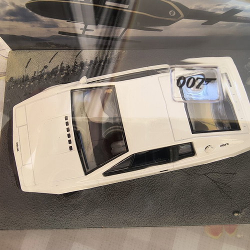Lotus Esprit 1/43 model car from James Bond series by DeAgostini