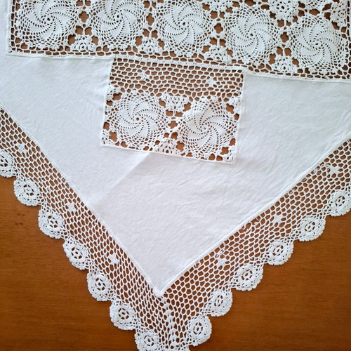 Λινό καρέ μεταχειρισμένο με δαντέλα 85x82cm