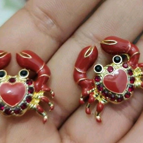 Crab earrings new, gold and red