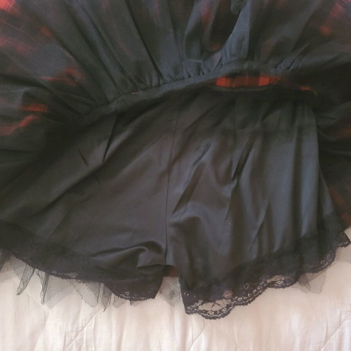 Tartan bloomers skirt like new, size M, black and red