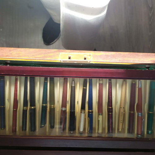 Display table with collectible pens like new, mahogany wood