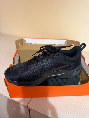 Nike Downshifter γυναικεία αθλητικά σαν καινούργια, μέγεθος 38.5, μαύρα
