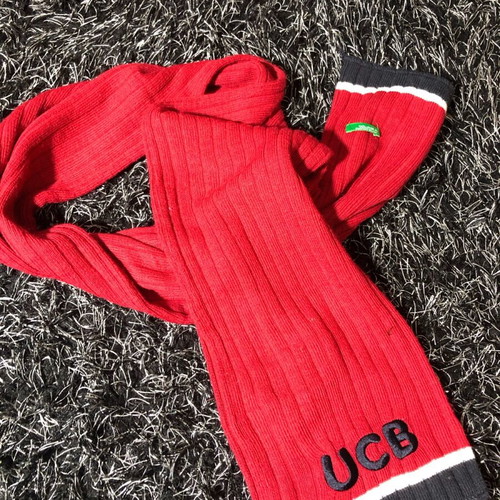 Benetton scarf like new, red