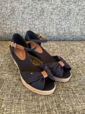 Tommy Hilfiger women's sandals size 37, blue