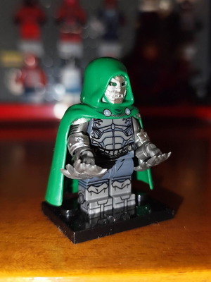 Dr. Doom minifigure like new with base and accessories