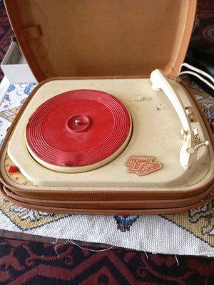 Πικάπ μεταχειρισμένο, παλιό, σε καλή κατάσταση εμφανισιακά αλλά μη λειτουργικό