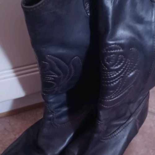 Cowboy leather boots with embossed embroidery, like new, size 38