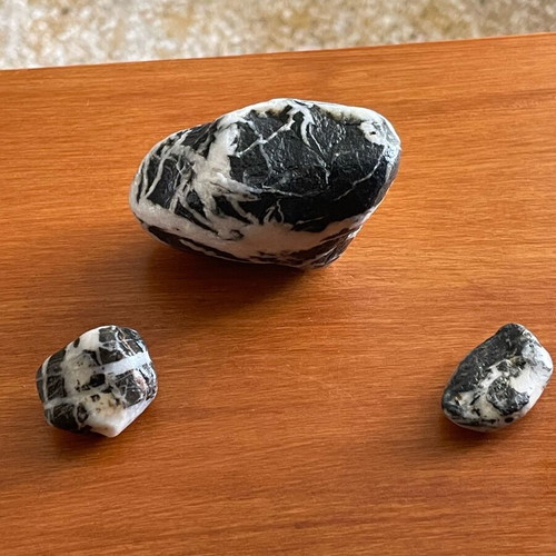 Set of 3 natural stones with quartz veins new
