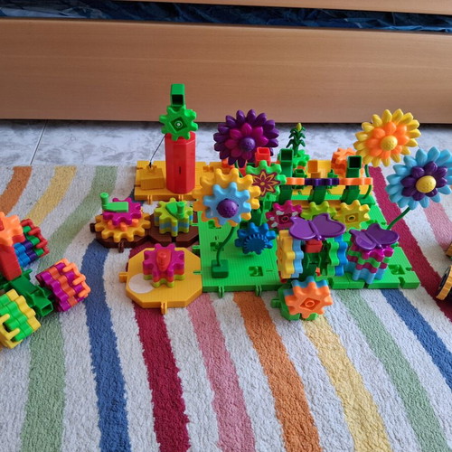 Build & Bloom Building Set like new with extra pieces