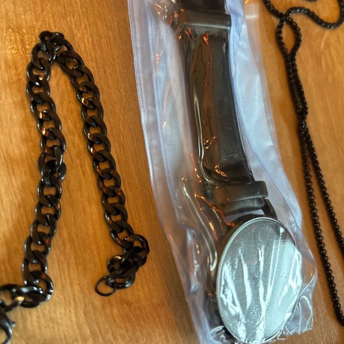 Watch new with gift accessories