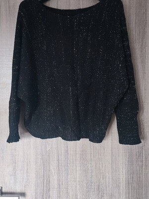 Pullover used with golden thread, black
