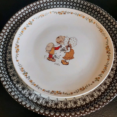 Sarah Kay decorative metal tray and porcelain plate used, set of 2 pieces