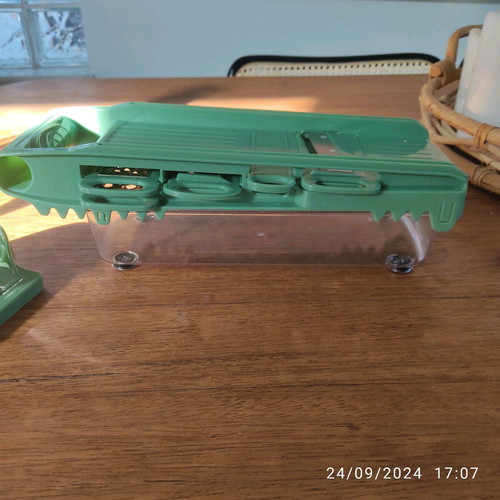 Vegetable slicer like new with free spray bottle