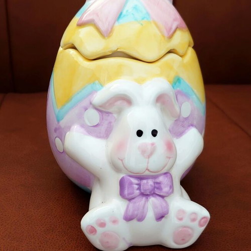 Easter decorative ceramic vase new with lid and bunny