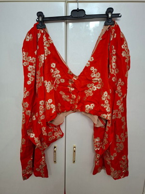 Nidodileda red crop top like new, gold flowers, size L