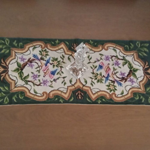Embroidered table linen set with 2 napkins, like new