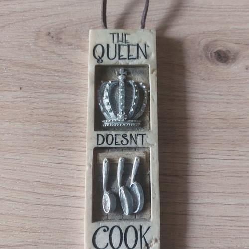 Humorous Wall Plaque "The Queen Doesn't Cook" used