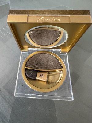 Guerlain single eyeshadow used, dark olive ombrer éclat DIVINORA