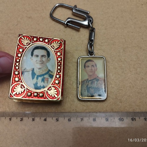 Royal keychain and matchbox case like new with the Royal couple