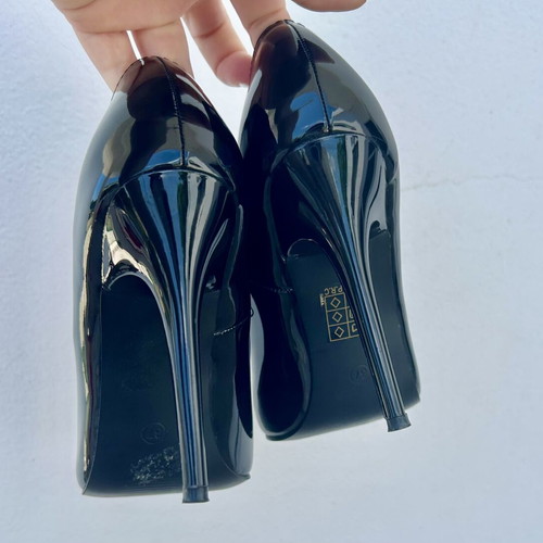 Bellamica black patent leather pumps size 37 like new