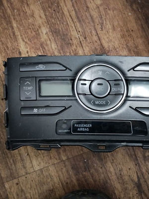 Toyota Auris climate control panel used 55900-02220-B