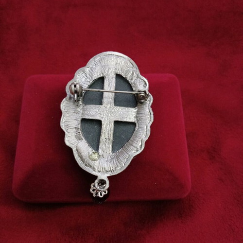 Cameo brooch Victorian style like new with rhinestones