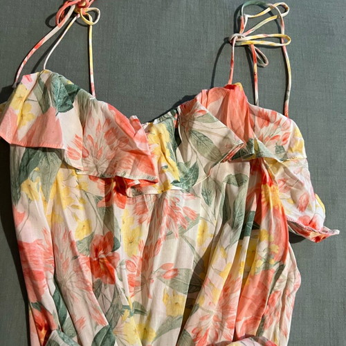 Maxi dress floral like new, size Small, strap details